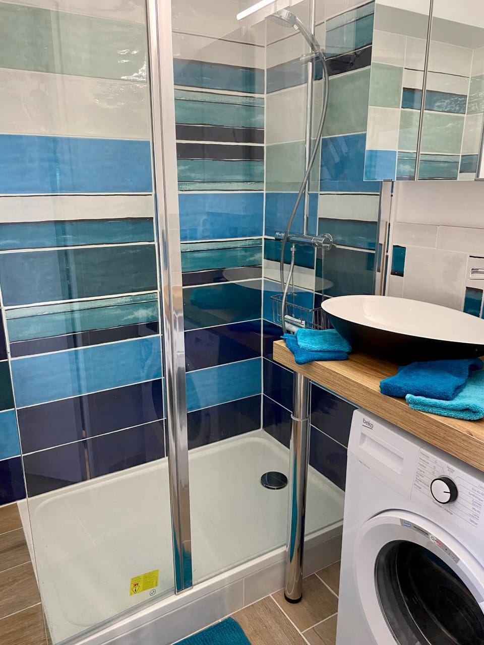 Shower, Bathroom, towels, washing machine