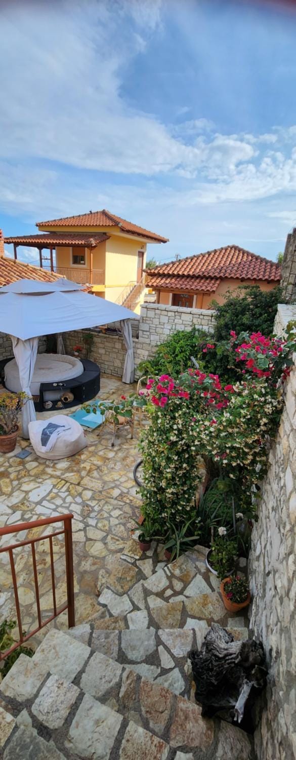 Property building, Patio, Day, Balcony/Terrace, Balcony/Terrace