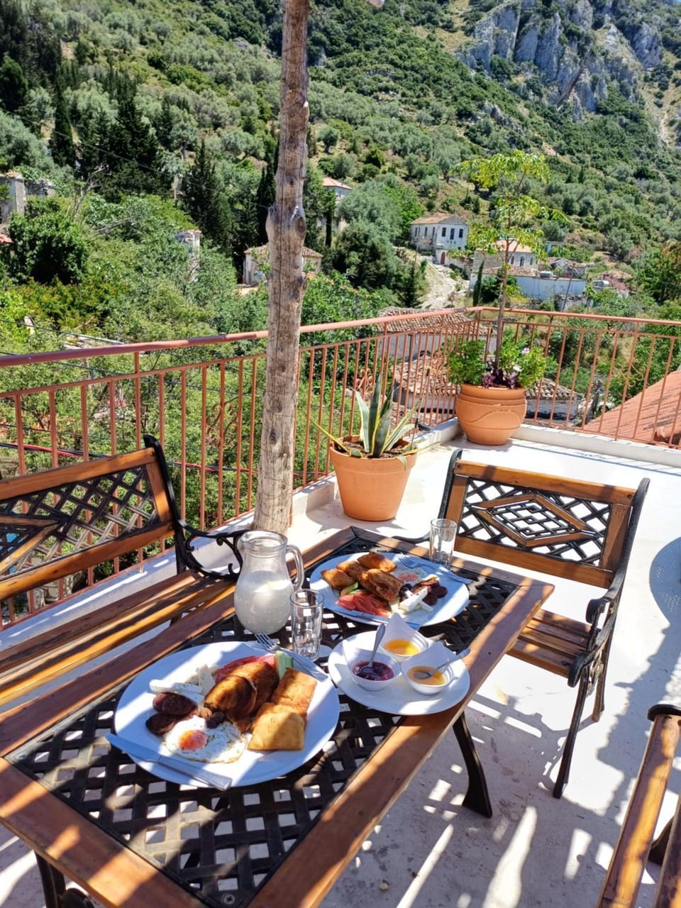 Patio, Day, Natural landscape, Garden, View (from property/room), Balcony/Terrace, Food and drinks, Dining area, Food, Garden view, Mountain view