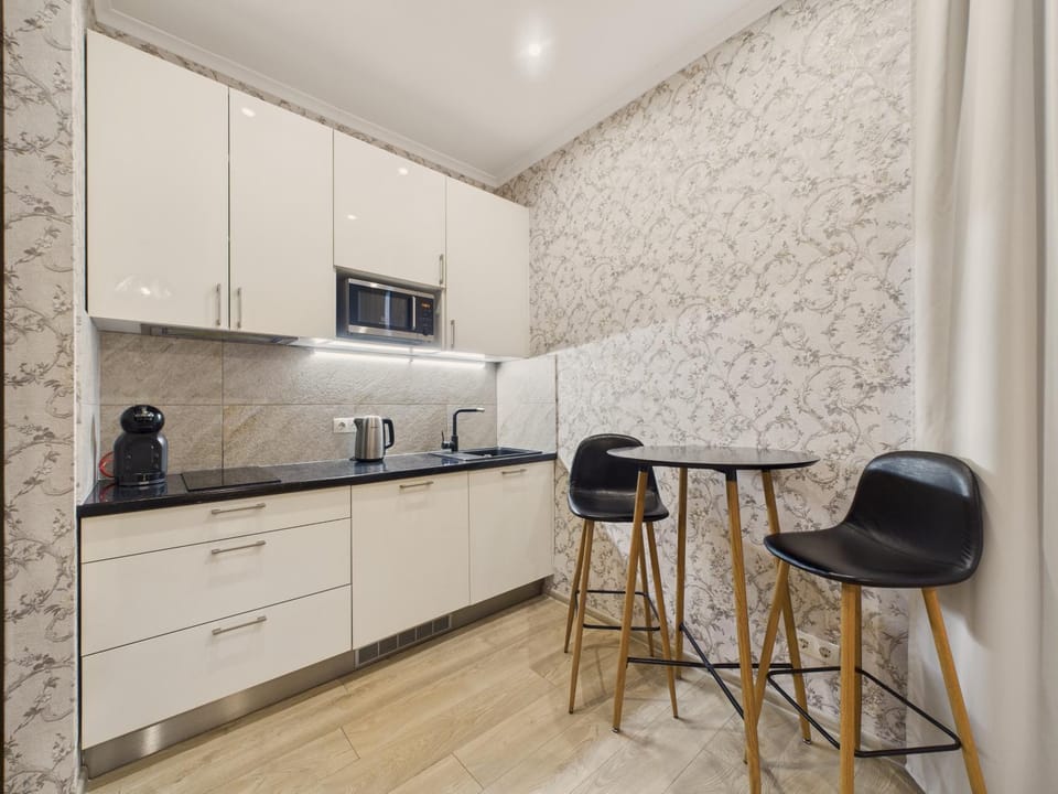 Kitchen or kitchenette, Dining area, stove