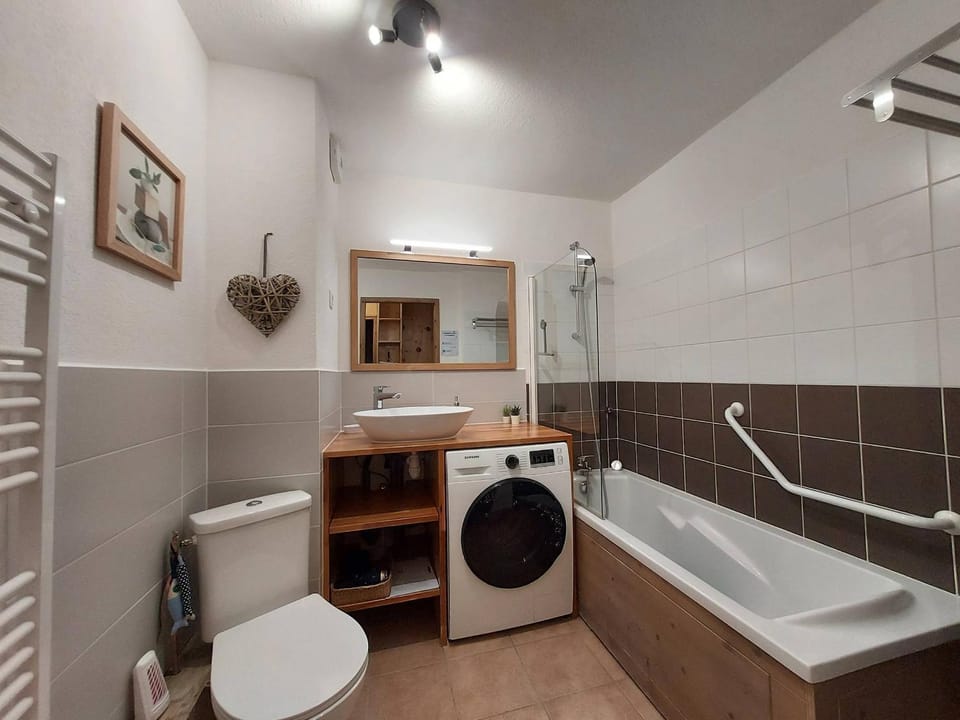 Appartement cosy 3 pièces, avec balcon et piscine, proche des pistes et commodités à La Plagne Tarentaise - FR-1-353-118 Apartment in Landry