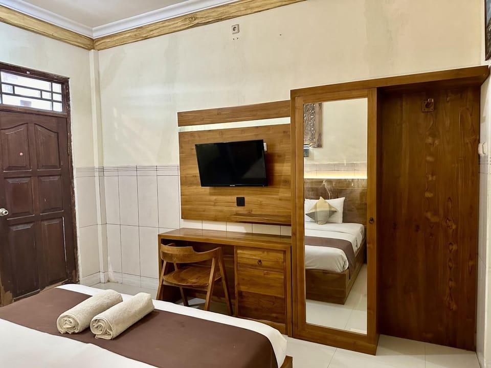 Bed, TV and multimedia, Photo of the whole room, Bedroom, hair dresser, towels, wardrobe, air conditioner