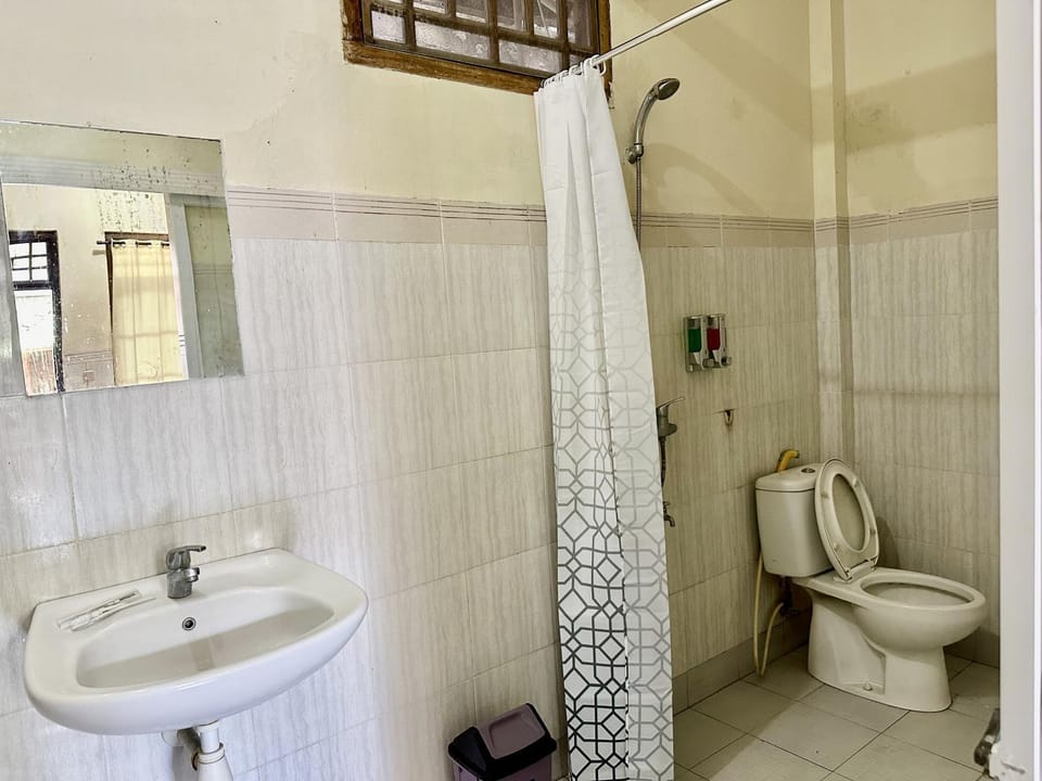 Shower, Toilet, Bathroom, bidet, towels