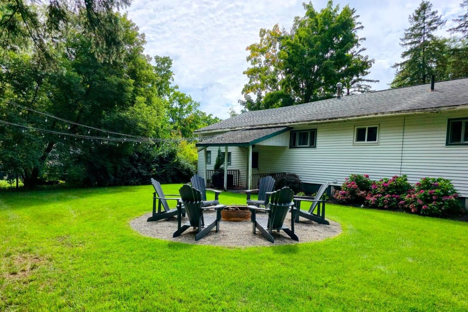 Activities, Seating area, fireplace