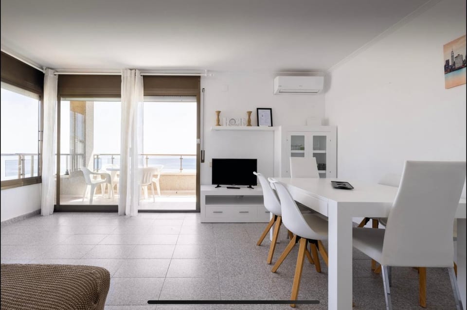TV and multimedia, Living room, Seating area, Dining area, air conditioner