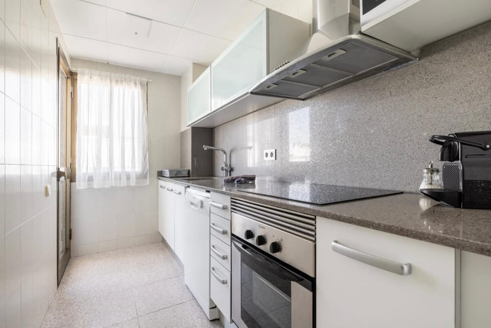 Coffee/tea facilities, Kitchen or kitchenette, dishwasher, oven, stove, toaster
