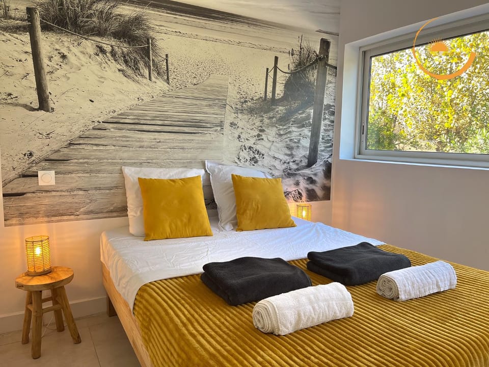 Bed, Photo of the whole room, Bedroom, towels