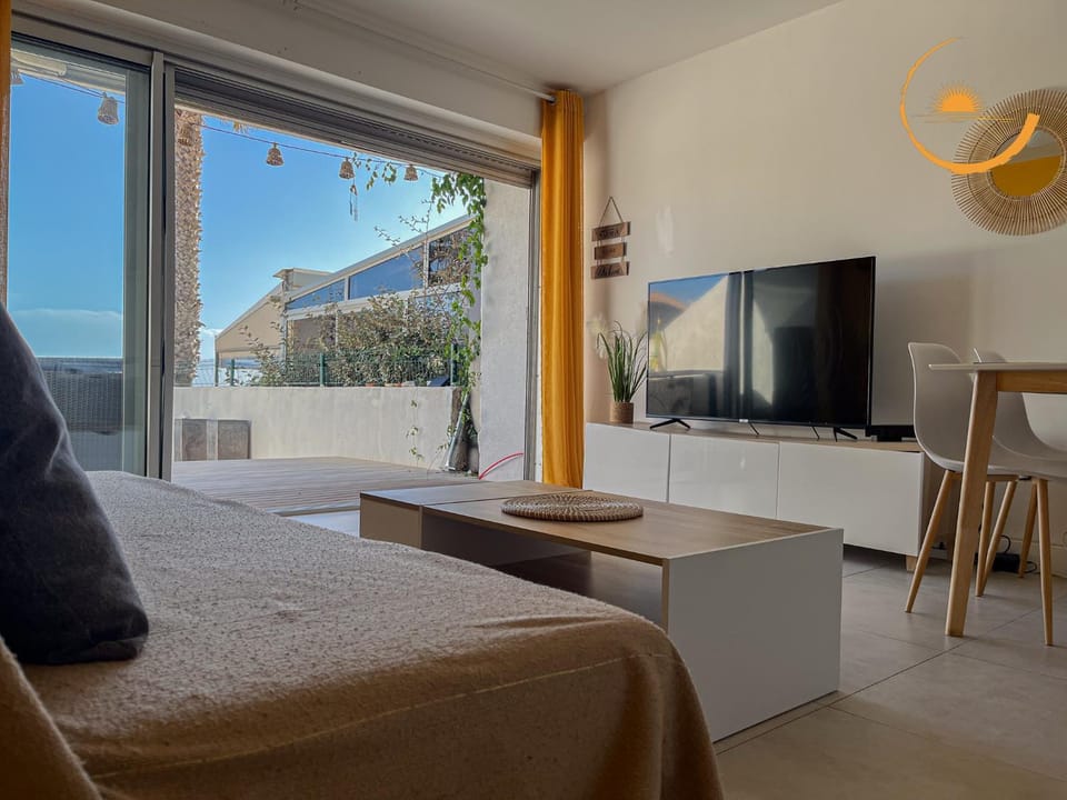 Communal lounge/ TV room, Natural landscape, TV and multimedia, Living room, Seating area, Evening entertainment