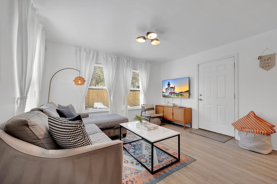 Bed, TV and multimedia, Living room, Seating area, Evening entertainment