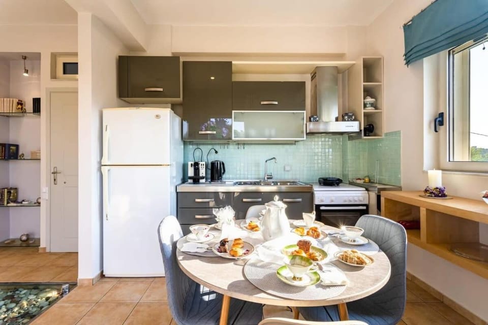 Coffee/tea facilities, Kitchen or kitchenette, Food and drinks, Dining area, oven, stove