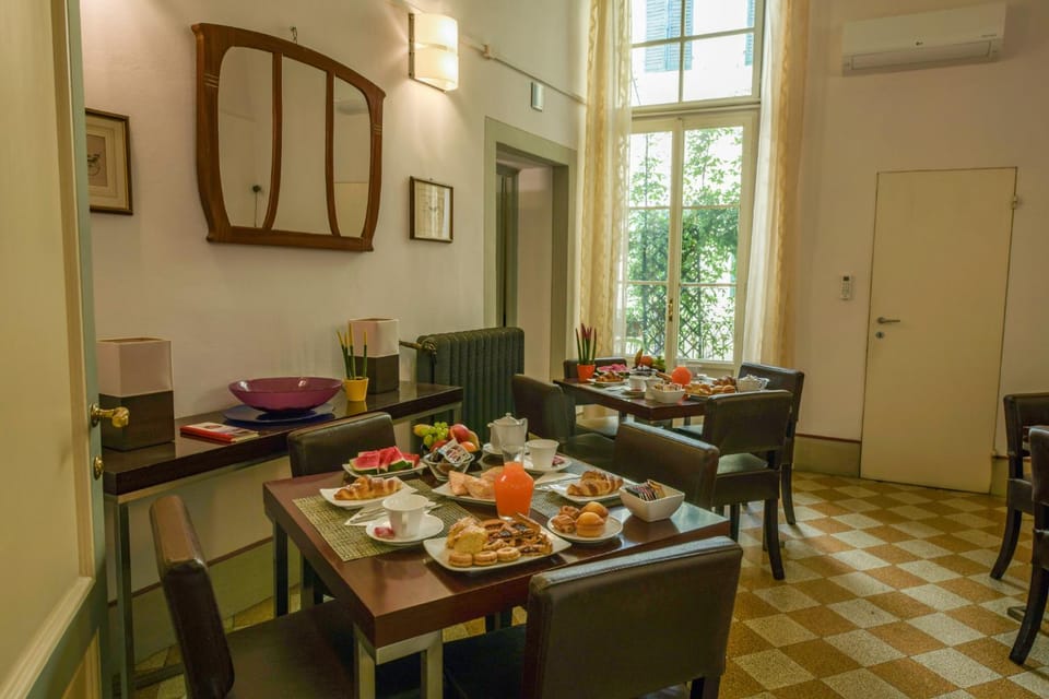 Food and drinks, Seating area, Breakfast