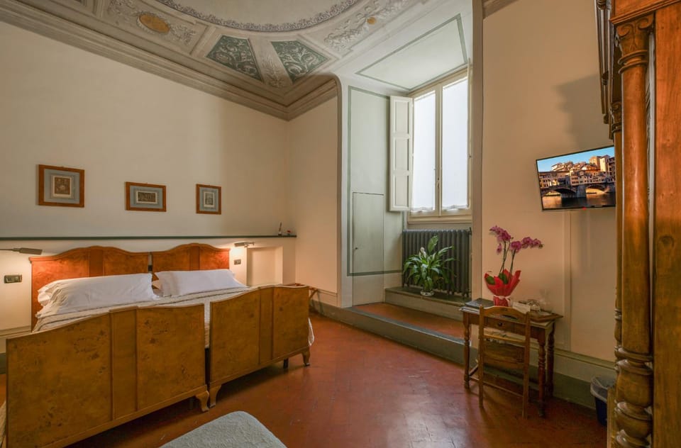 Bed, TV and multimedia, Photo of the whole room