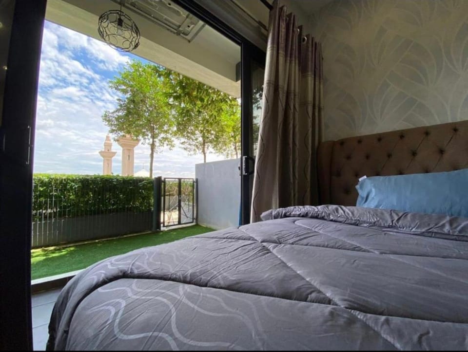 Bed, Bedroom, Garden view