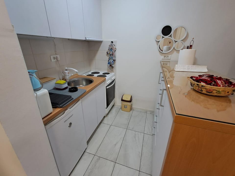 Kitchen or kitchenette, Seating area, oven, stove, kitchen