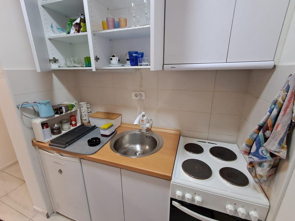 Coffee/tea facilities, Kitchen or kitchenette, Area and facilities, oven, stove, kitchen