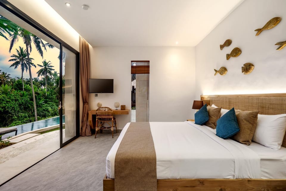 Bed, TV and multimedia, Photo of the whole room, Bedroom, Pool view