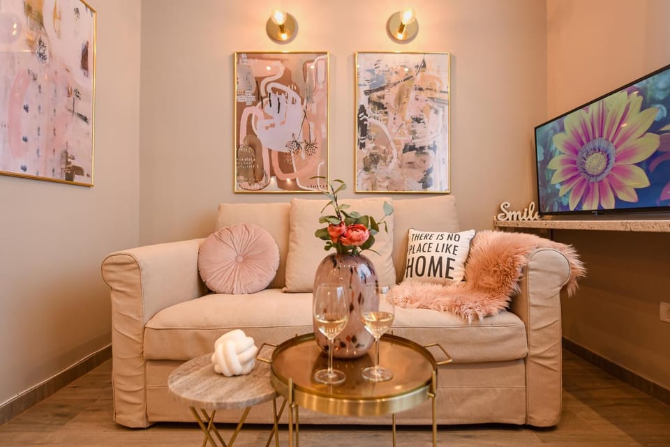 TV and multimedia, Living room, Decorative detail, Seating area