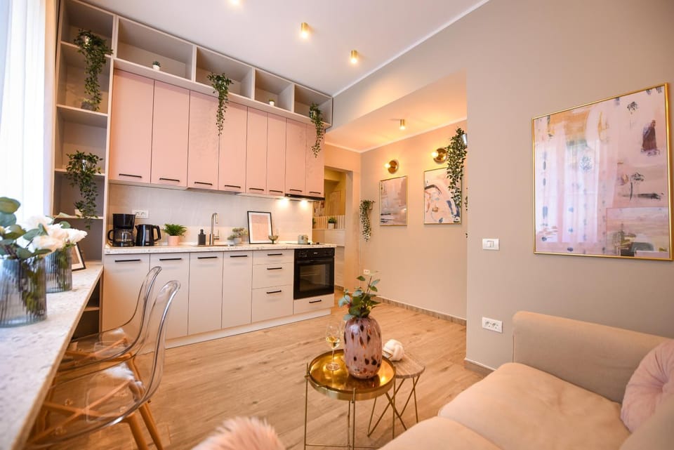 Coffee/tea facilities, Living room, Seating area, Dining area, pet friendly, stove, kitchen