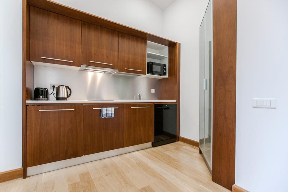 Kitchen or kitchenette, minibar