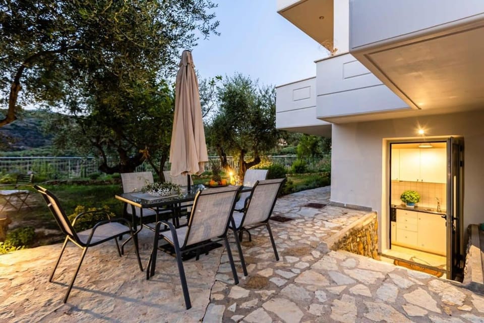 Property building, Garden, Balcony/Terrace, Dining area
