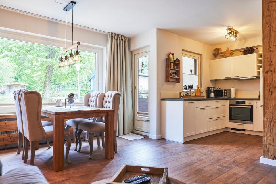 Kitchen or kitchenette, Dining area