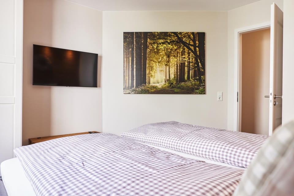 Bed, TV and multimedia, Photo of the whole room, Bedroom