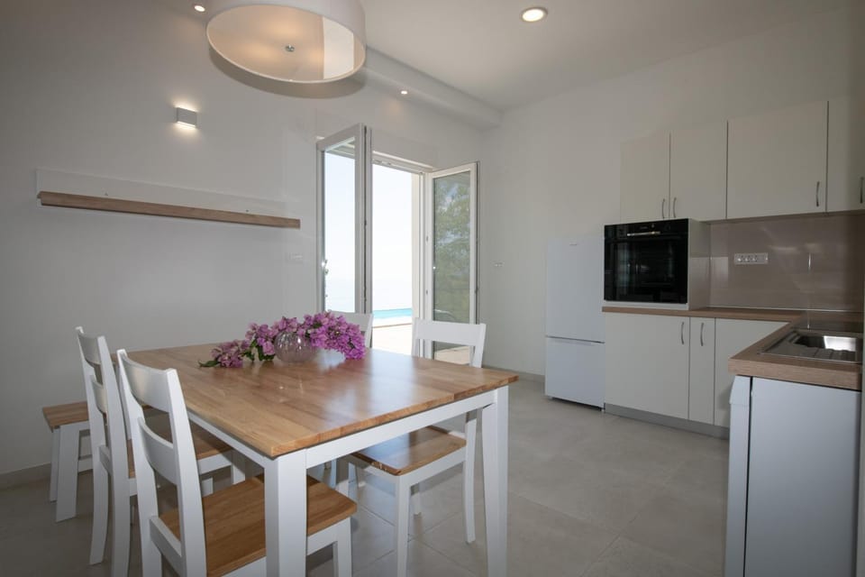 Kitchen or kitchenette, Seating area, Dining area