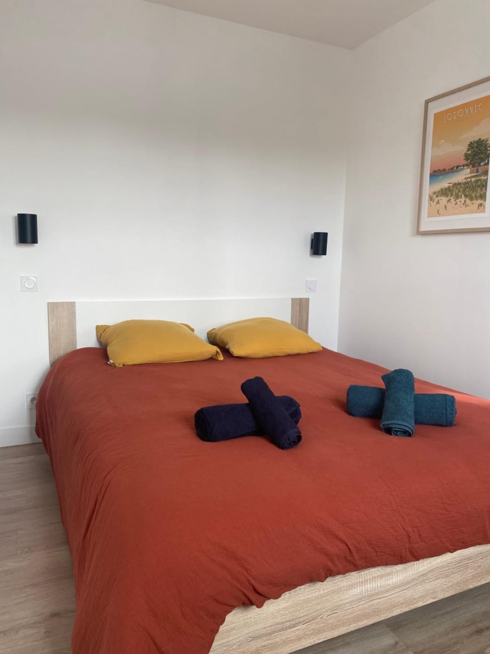 Bed, Bedroom, towels