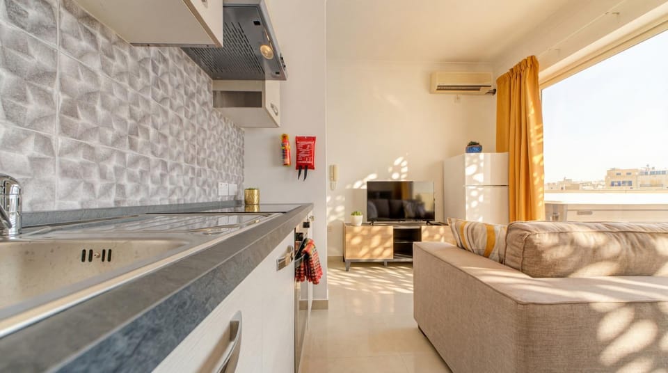 Kitchen or kitchenette, Living room, Seating area, minibar, oven