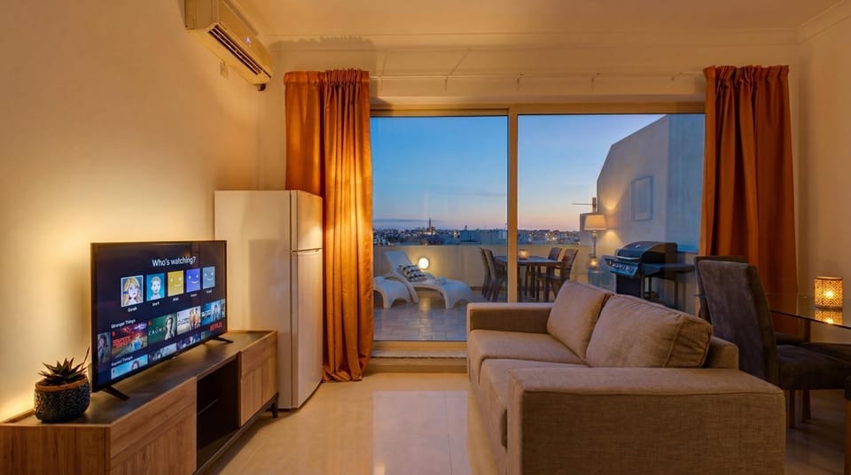 Communal lounge/ TV room, Bed, TV and multimedia, View (from property/room), Balcony/Terrace, Living room, Photo of the whole room, Seating area, Evening entertainment, Bedroom, City view