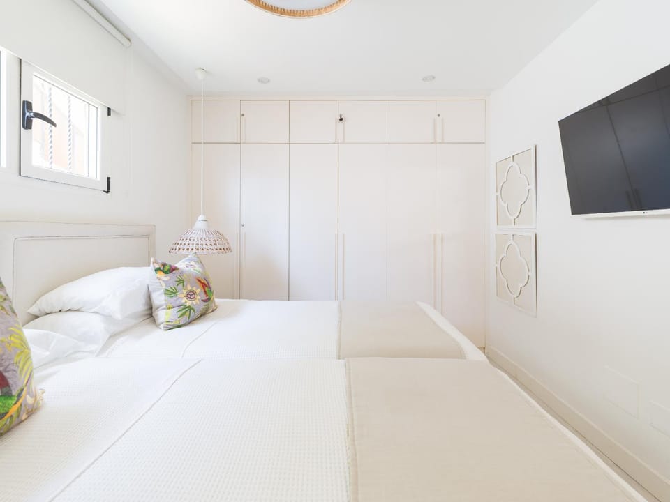 Bed, TV and multimedia, Bedroom, wardrobe