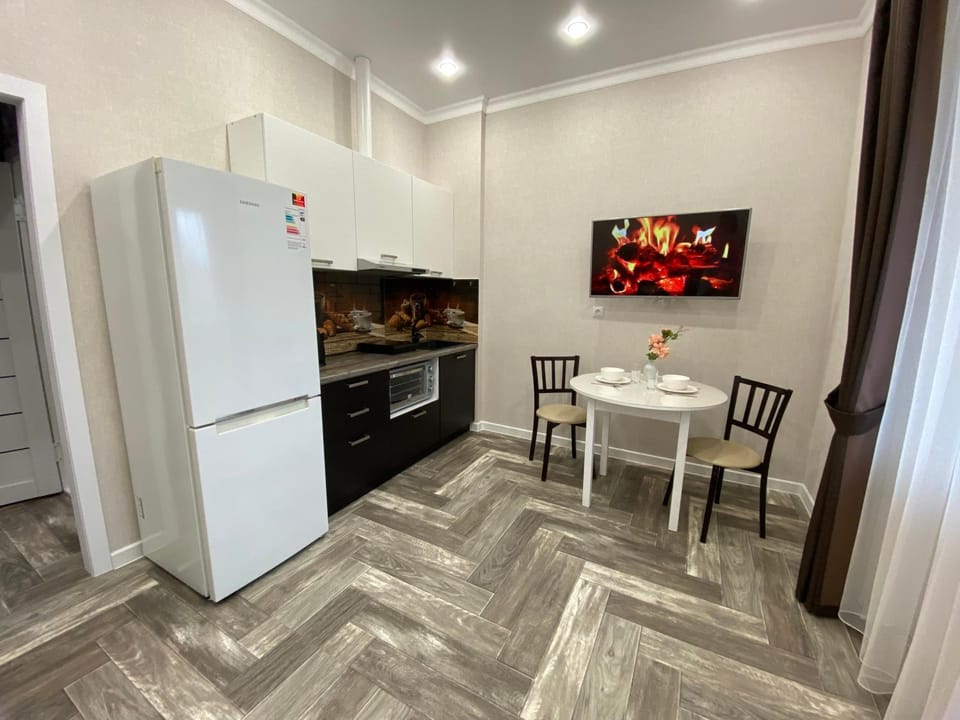 Kitchen or kitchenette, Dining area