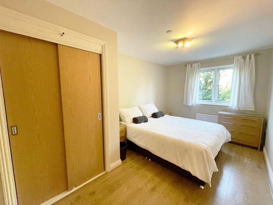 Travaal.©om - 2 Bed Serviced Apartment Farnborough Apartment in Farnborough