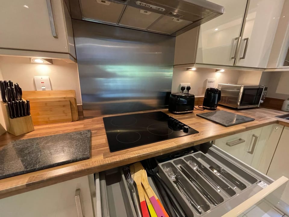Travaal.©om - 2 Bed Serviced Apartment Farnborough Apartment in Farnborough