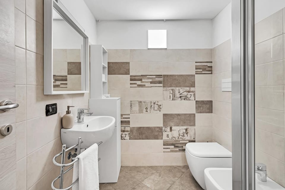 Shower, Toilet, Bathroom, bidet, towels