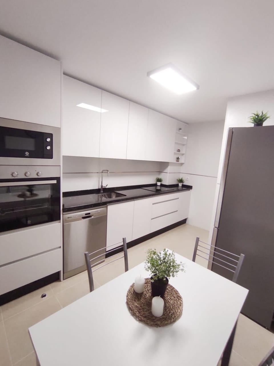 Kitchen or kitchenette, Dining area