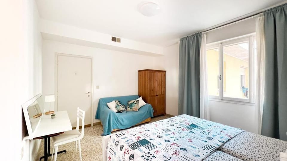 Photo of the whole room, Bedroom