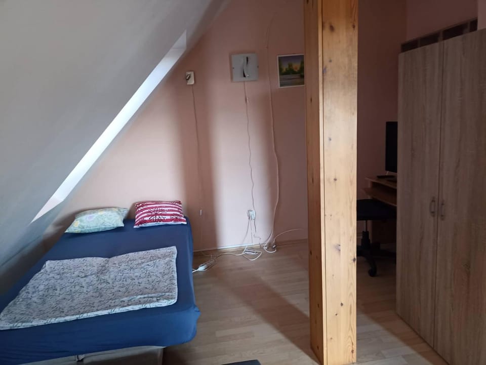 Bed, TV and multimedia, Bedroom, wardrobe