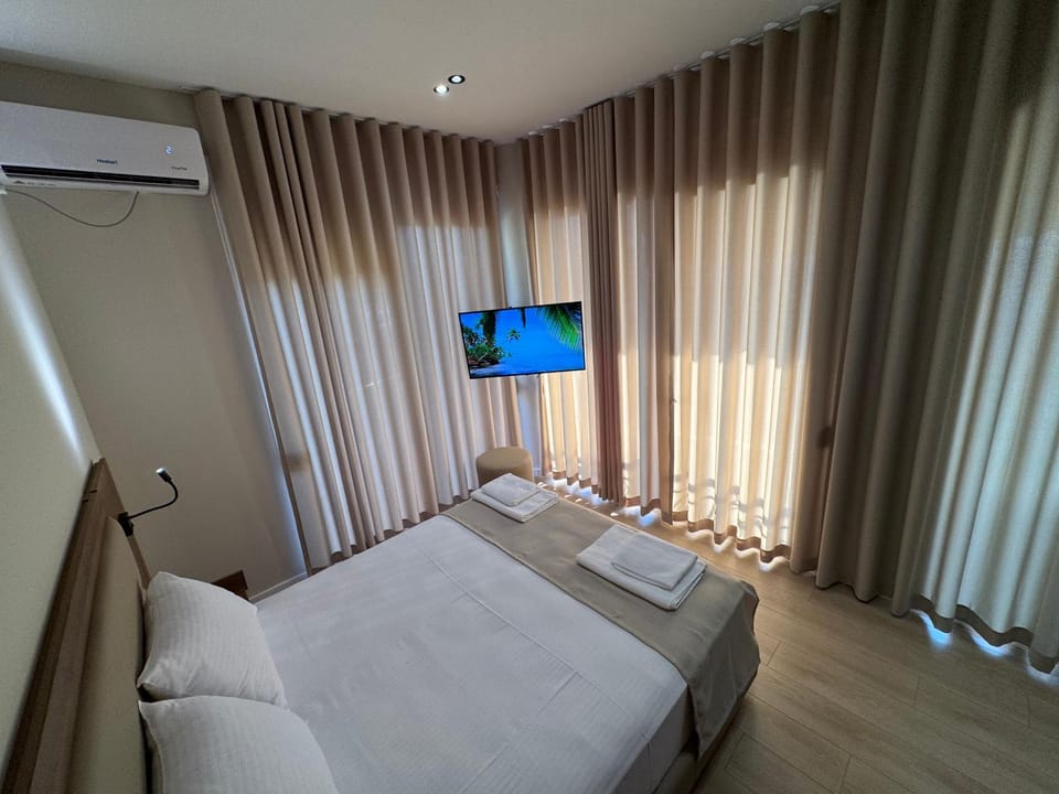 Bed, TV and multimedia, kitchen, air conditioner