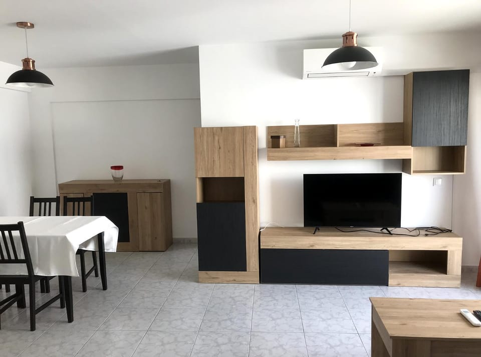 Communal lounge/ TV room, TV and multimedia, Living room, Seating area, Dining area