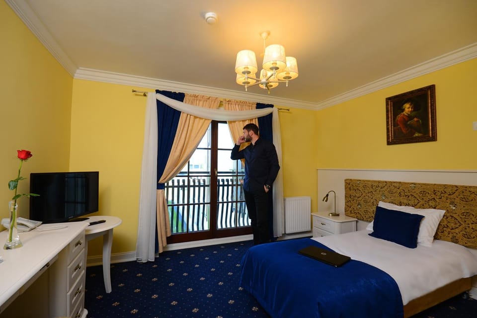 Property building, Restaurant/places to eat, Horse-riding, Swimming pool, Breakfast