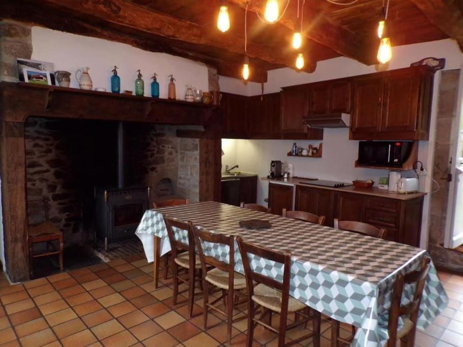 Kitchen or kitchenette, Dining area, stove