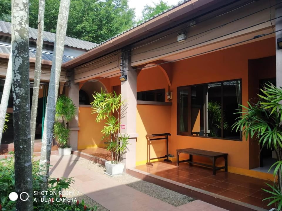 Property building, Patio, Facade/entrance, Day, Balcony/Terrace