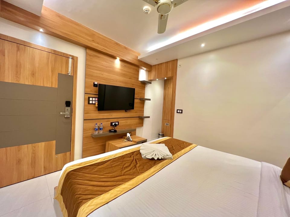Bed, TV and multimedia, Photo of the whole room, Bedroom