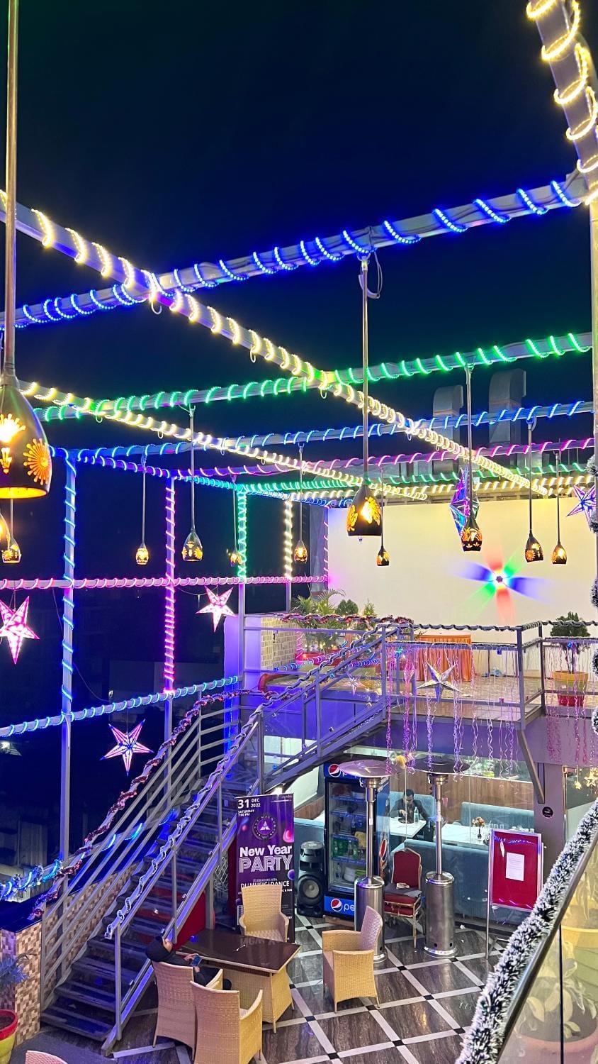 Restaurant/places to eat, Night, Evening entertainment