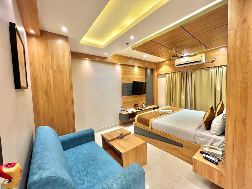 Bed, TV and multimedia, Photo of the whole room, Seating area, Bedroom, air conditioner