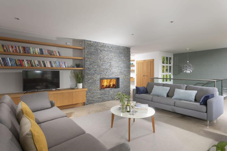 TV and multimedia, Living room, Seating area, fireplace