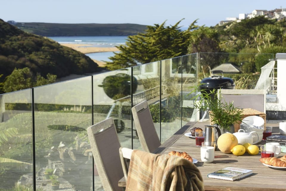 Natural landscape, View (from property/room), Balcony/Terrace, Dining area, Sea view