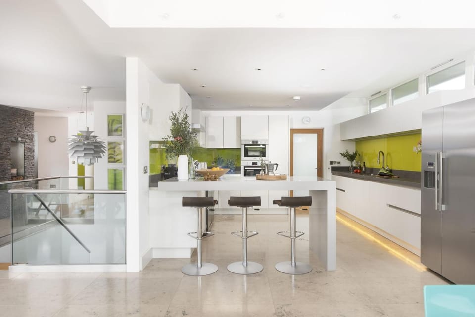 Kitchen or kitchenette, Breakfast, dishwasher, oven, stove, toaster