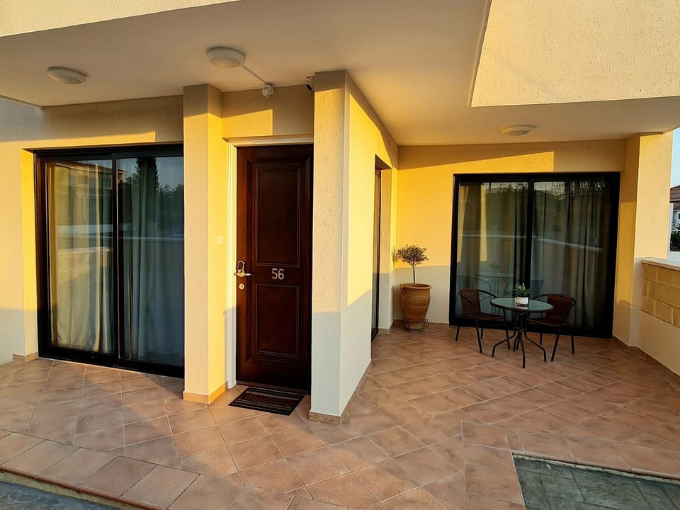 Patio, Facade/entrance